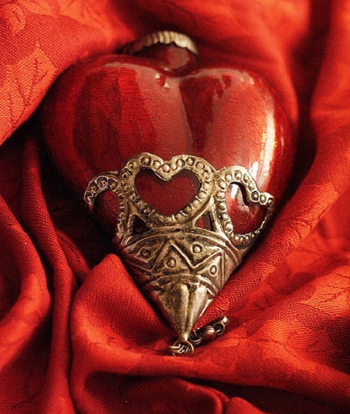 قلب احمر خرافي